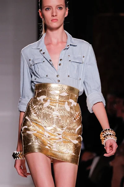 Look 16